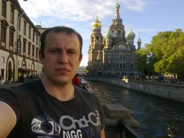 Человек с каменным лицом