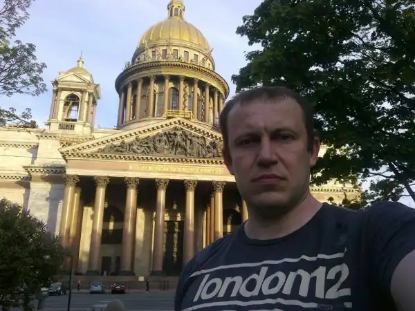 Человек с каменным лицом