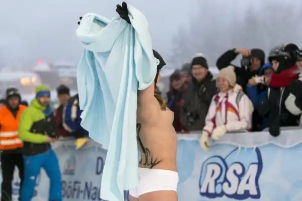Голышом на санках.