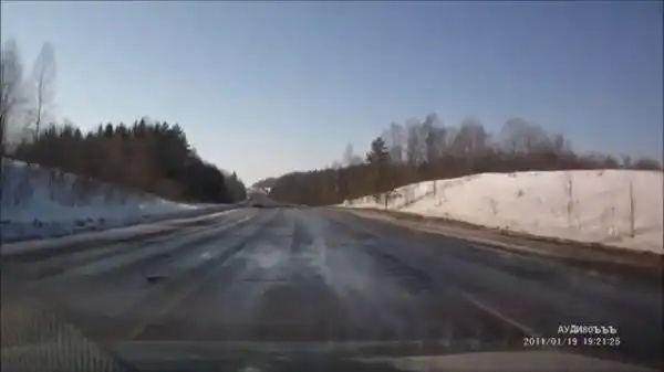 Занос и переворот на замерзшей трассе