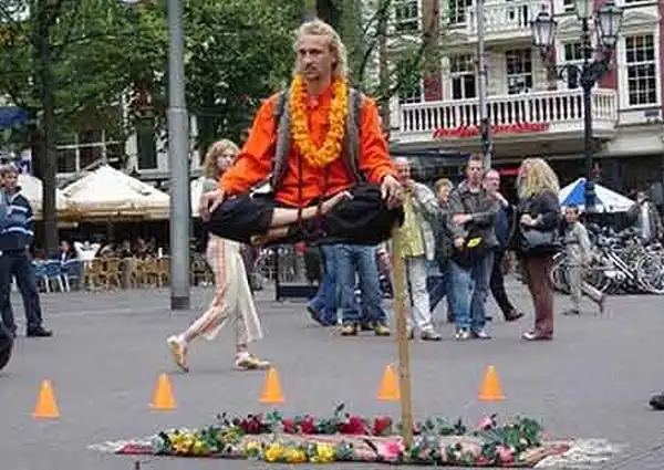 Трюк с человеком, парящим в воздухе Трюк с человеком, парящим в воздухе
