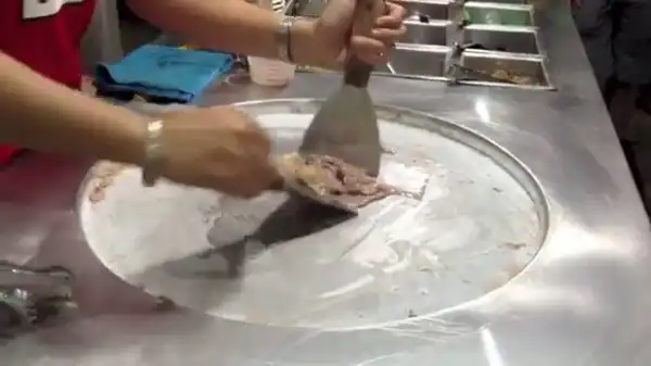 Необычный способ сделать роллы из мороженого в Таиланде