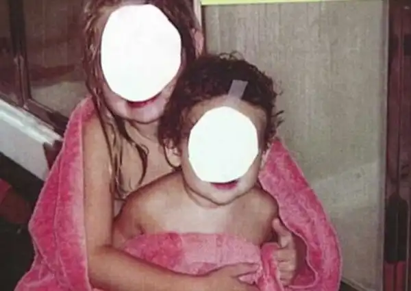 Родители на год лишились детей, сфотографировав их в ванной