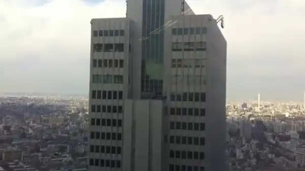 Пугающее раскачивание небоскреба при землетрясении в Японии