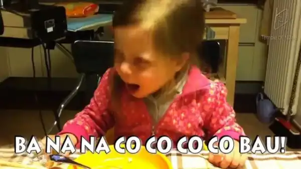 Смешная малышка, которая поет тяжелый рок