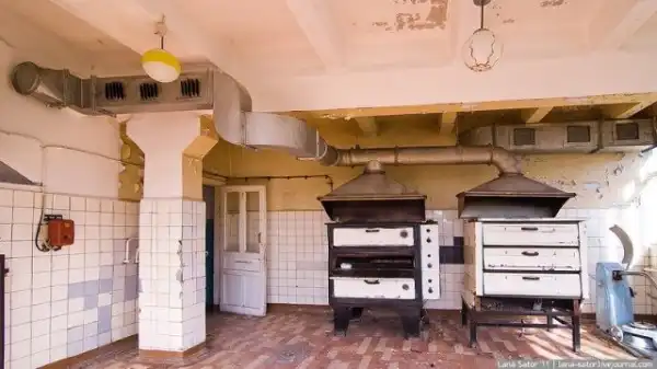 Фотопрогулка по мертвой столовой...