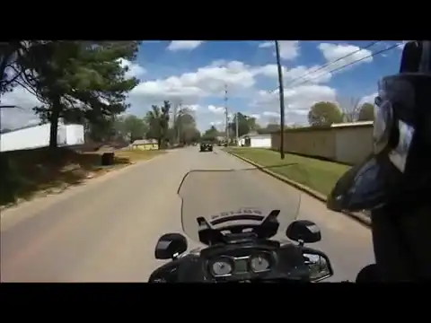 Погоня полицейского на мотоцикле за нарушителем