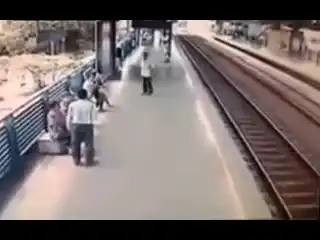 Полицейский спас самоубийцу от смерти в метро