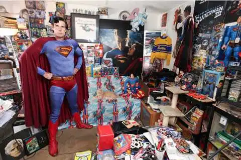 Фанат Супермена решил, что коллекция стоимостью $100.000 ему дороже жены