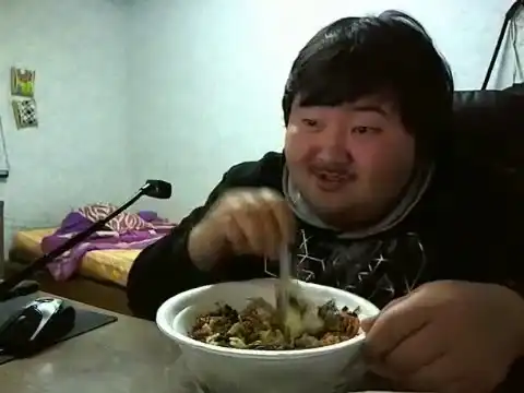 Толстый парень, который влюблен в свою еду