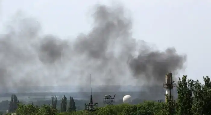 Украинские военные бомбят аэропорт Донецка с воздуха