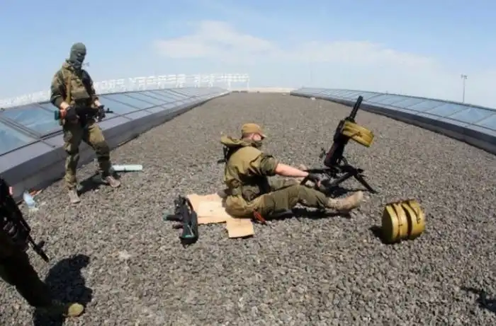Украинские военные бомбят аэропорт Донецка с воздуха