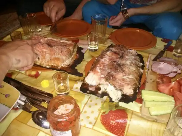форель на дощечках
