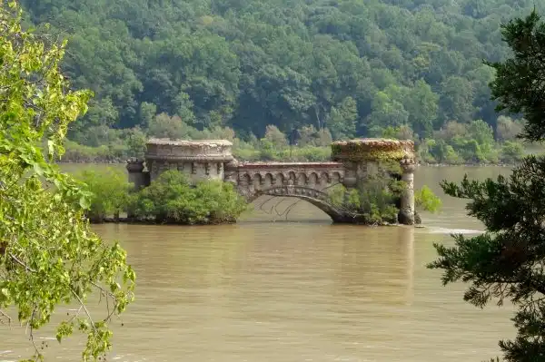 Руины замка в Нью-Йорке (Bannerman Castle)