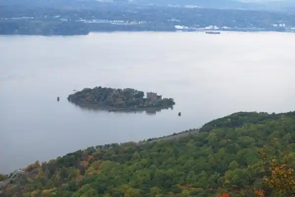 Руины замка в Нью-Йорке (Bannerman Castle)