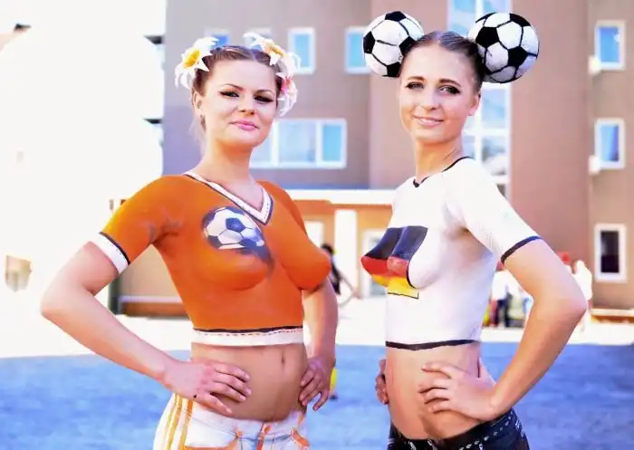 Девушки из Германии сыграли в футбол топлес