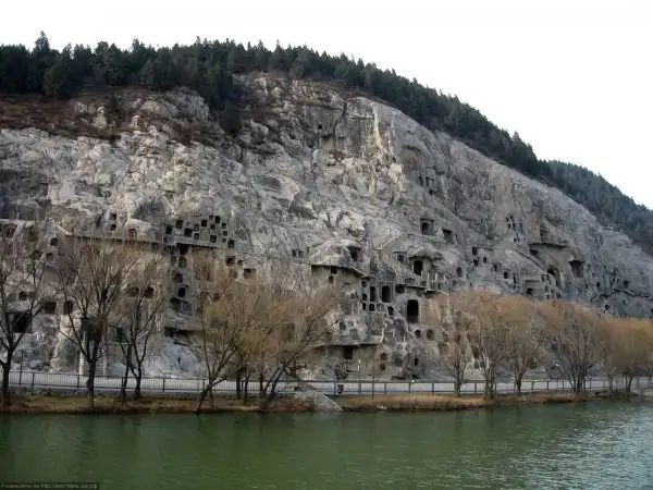 Пещеры Лунмэнь (Longmen Grottoes)