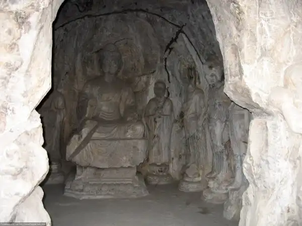 Пещеры Лунмэнь (Longmen Grottoes)