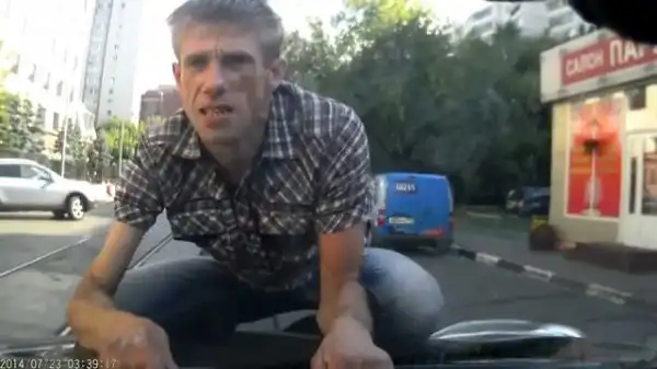 Андрей Панин опять буянит..........