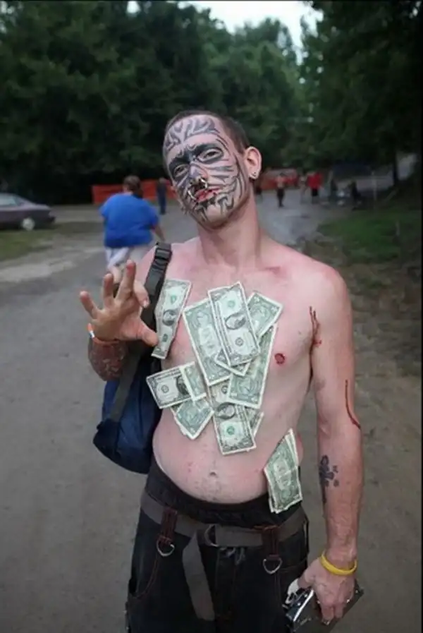 отрезал себе соски......