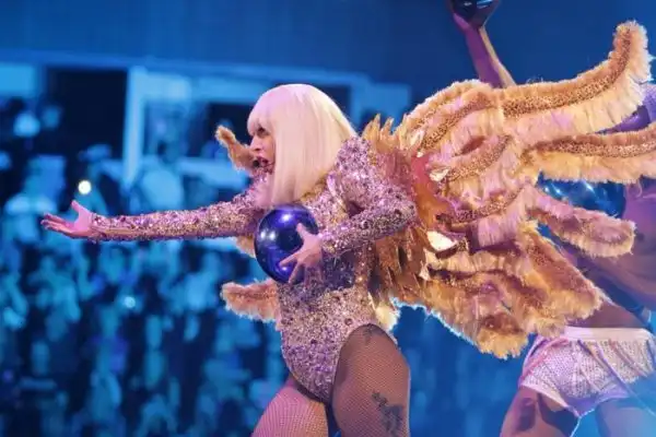 Леди Гага поделилась «сэлфи» с больничной койки