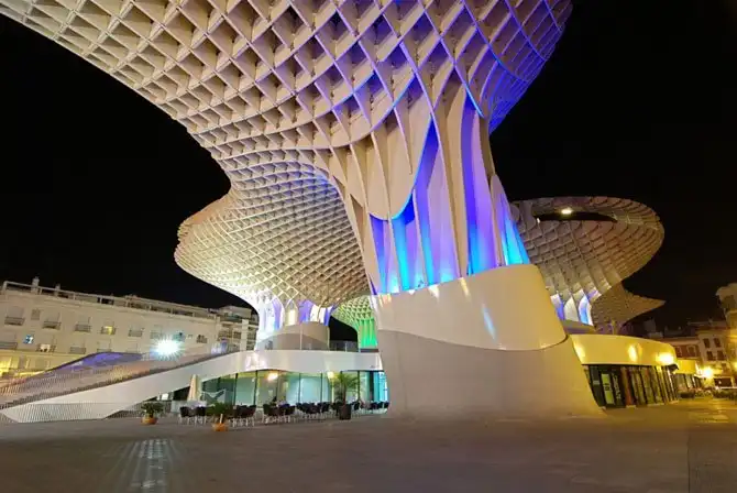 Самые эффектные архитектурные сооружения, “оживающие” с наступлением ночи