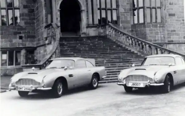 Aston Martin DB5 - машина Джеймса Бонда