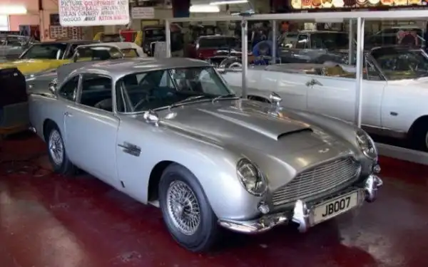 Aston Martin DB5 - машина Джеймса Бонда