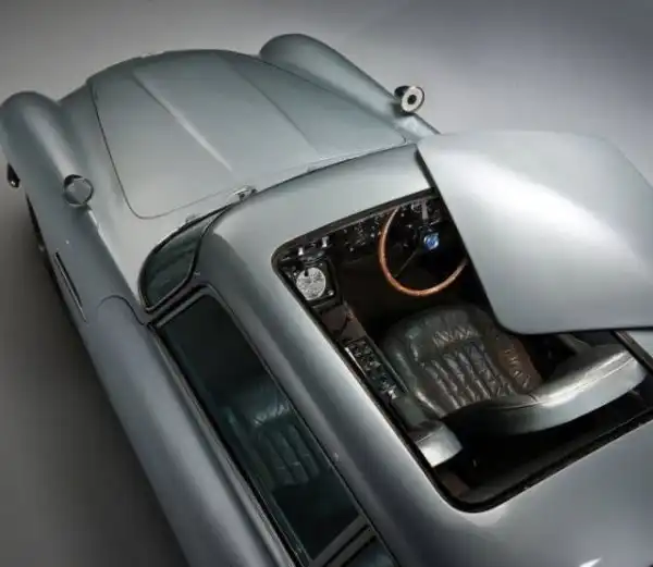 Aston Martin DB5 - машина Джеймса Бонда
