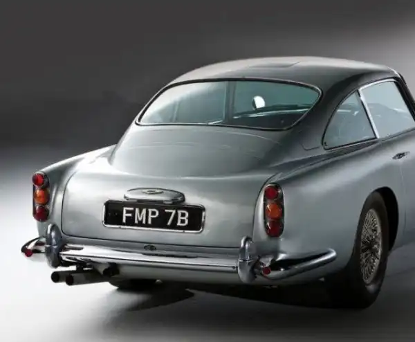 Aston Martin DB5 - машина Джеймса Бонда