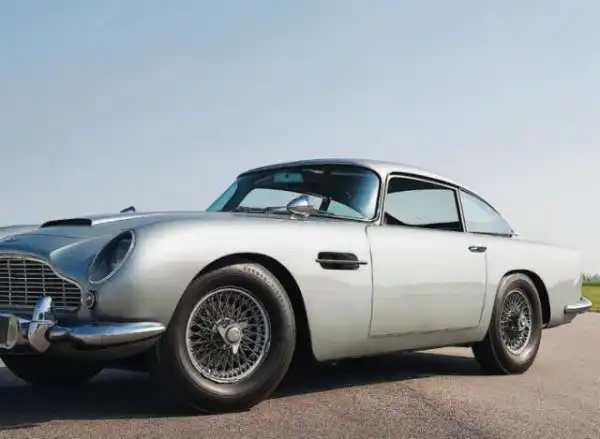 Aston Martin DB5 - машина Джеймса Бонда