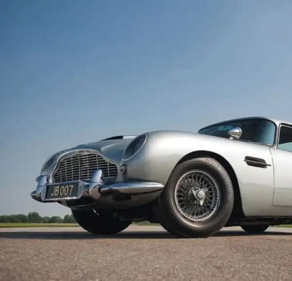 Aston Martin DB5 - машина Джеймса Бонда