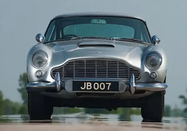 Aston Martin DB5 - машина Джеймса Бонда