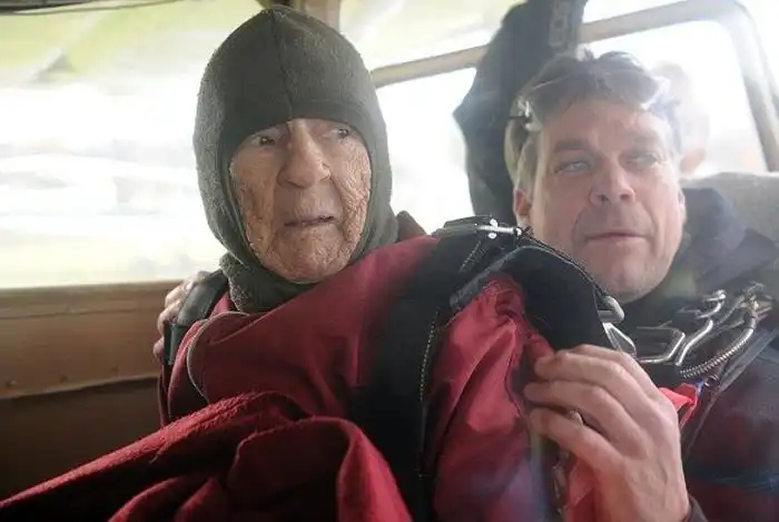 100-летний юбилей американка отметила прыжком с парашютом