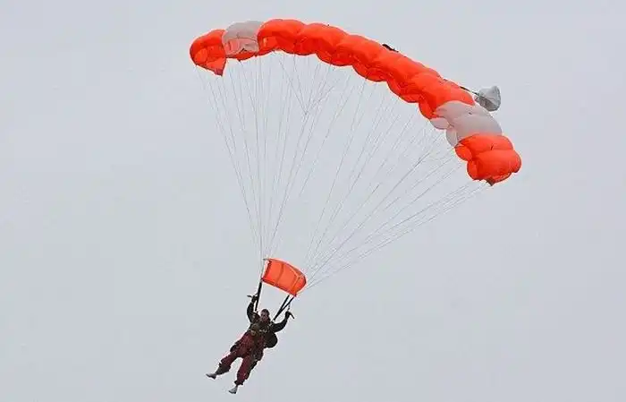 100-летний юбилей американка отметила прыжком с парашютом