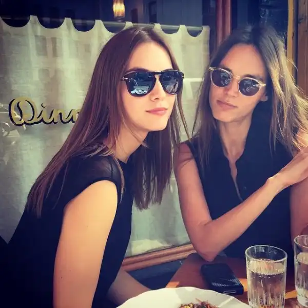 Девушки в солнцезащитных очках