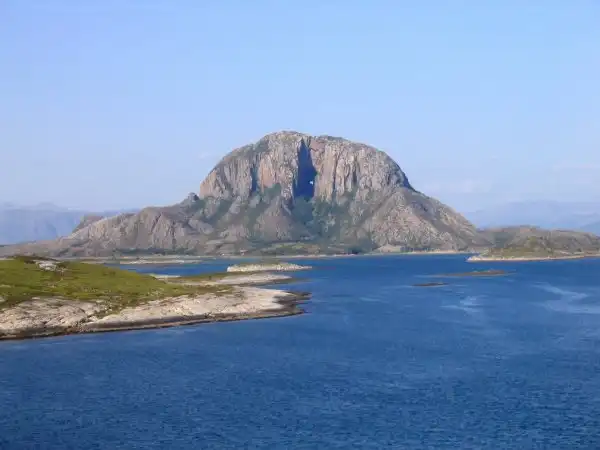 Дырявая гора