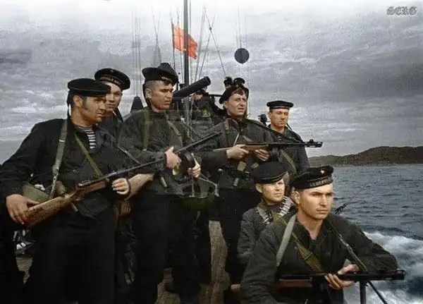 Цветные фотографии советских солдат во время Великой Отечественной