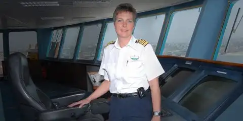 Женщина на корабле ! 