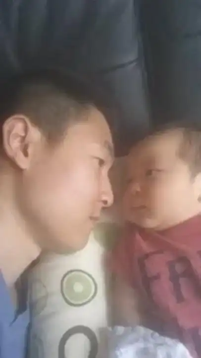 Малыш показал свою любовь к отцу как мог