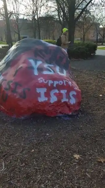 В американском университете неизвестные устроили пропаганду ИГИЛ на гранитном монументе