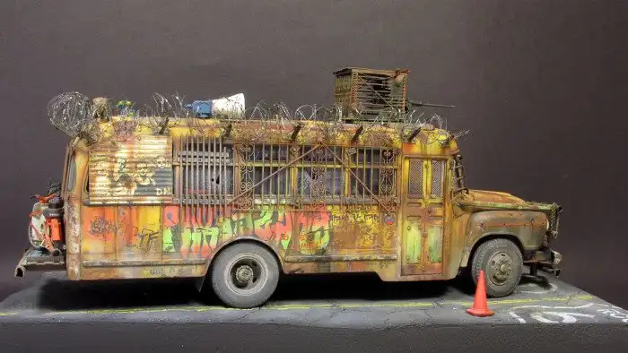 Интересная диорама с зомби-автобусом