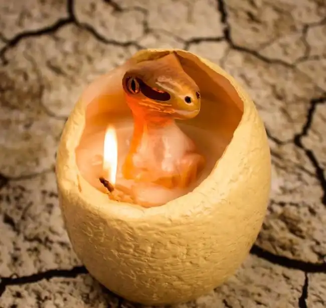 Оригинальная свеча в форме яйца с сюрпризом внутри