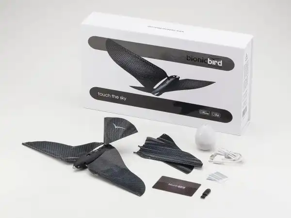 Управляемый смартфоном компактный дрон Bionic Bird