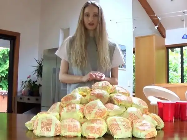 Худая модель со зверским аппетитом попыталась съесть 100 чизбургеров, чтобы побить мировой рекорд...