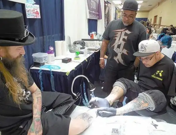 Безрукий тату-мастер Брайан Тагалог набивает татуировки при помощи ног