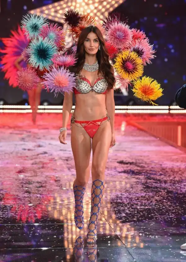 Все наряды с показа моды Victoria's Secret Fashion Show 2015 Все наряды с показа моды Victoria's Secret Fashion Show 2015