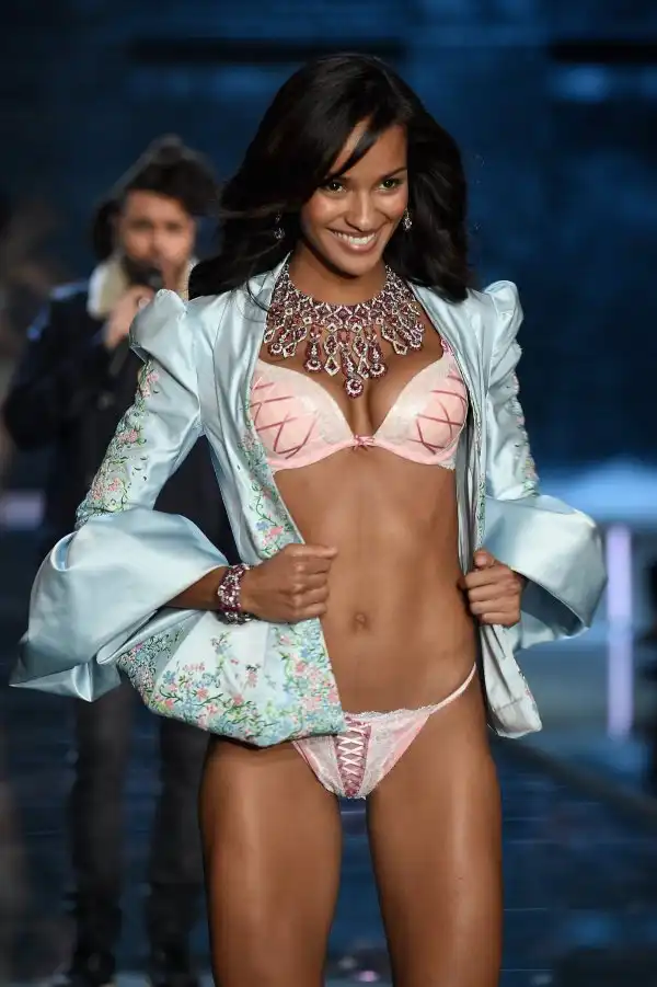 Все наряды с показа моды Victoria's Secret Fashion Show 2015 Все наряды с показа моды Victoria's Secret Fashion Show 2015