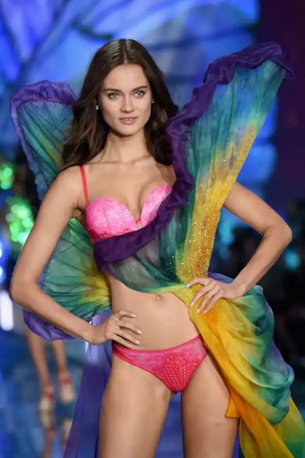 Все наряды с показа моды Victoria's Secret Fashion Show 2015 Все наряды с показа моды Victoria's Secret Fashion Show 2015