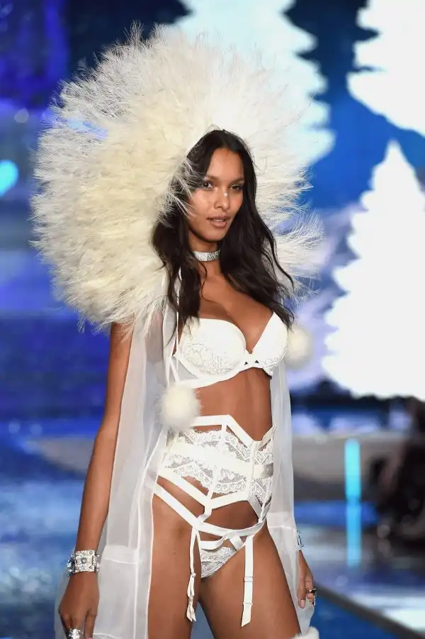 Все наряды с показа моды Victoria's Secret Fashion Show 2015 Все наряды с показа моды Victoria's Secret Fashion Show 2015